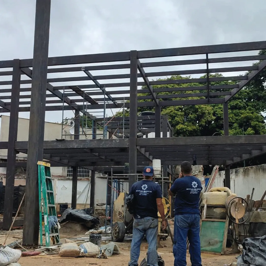Cuadrilla de ONIX revisando una estructura metálica de dos niveles