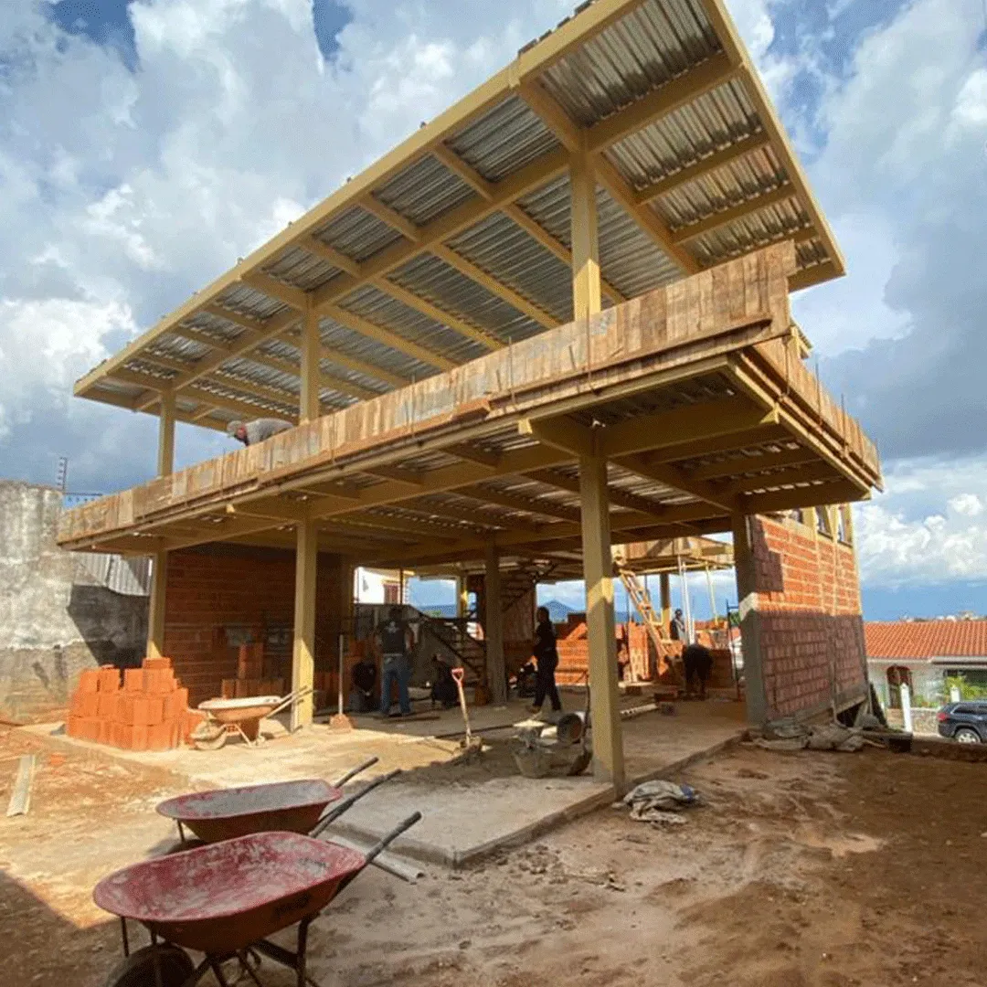 Edificio de dos niveles en construcción con estructura metálica