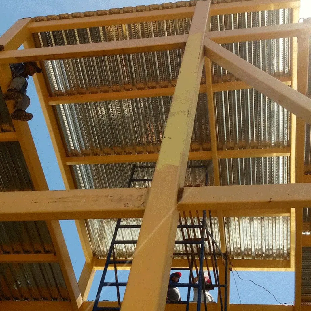 Vista inferior de una cubierta sobre estructura metálica amarilla