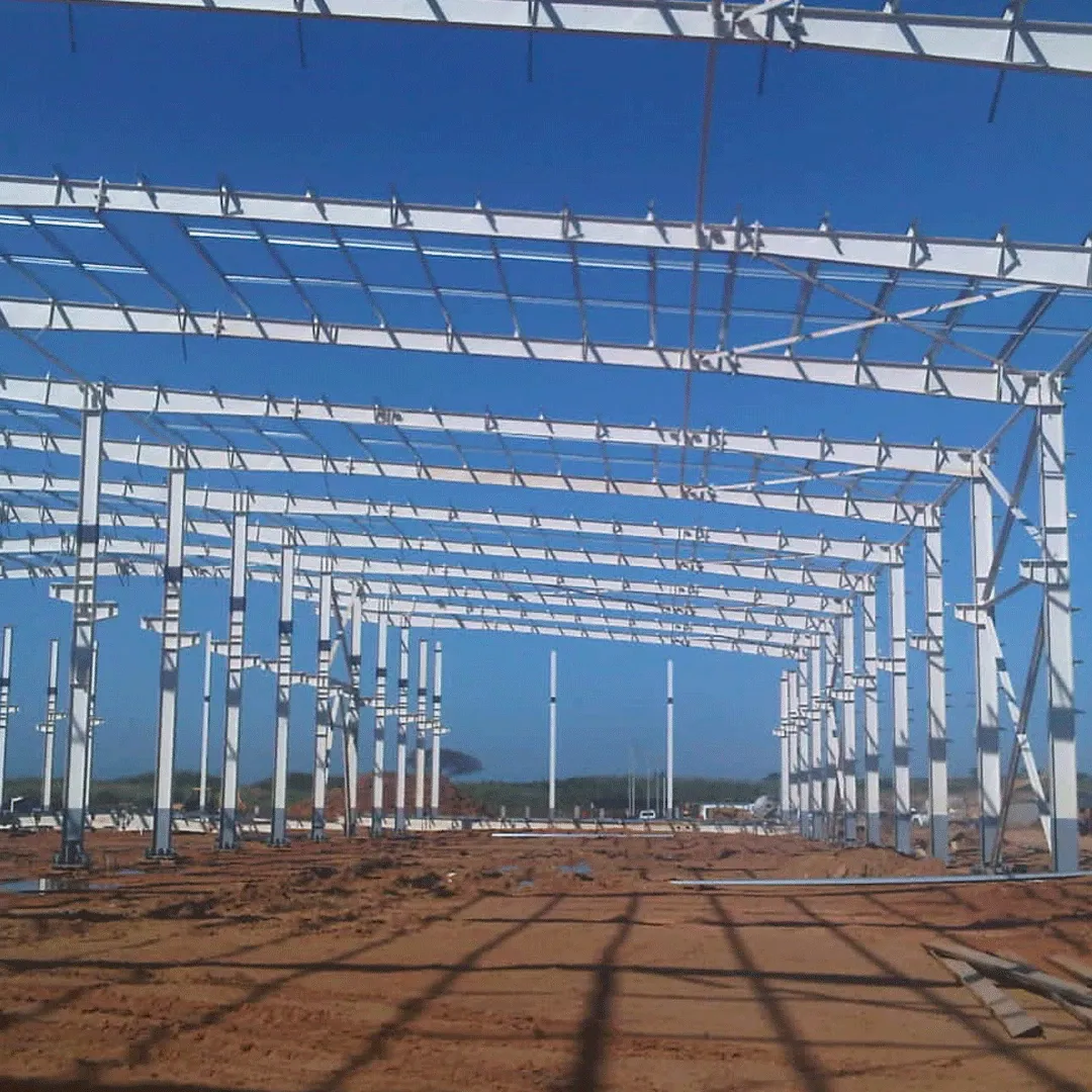 Pórticos de galpón industrial alineados contra cielo despejado