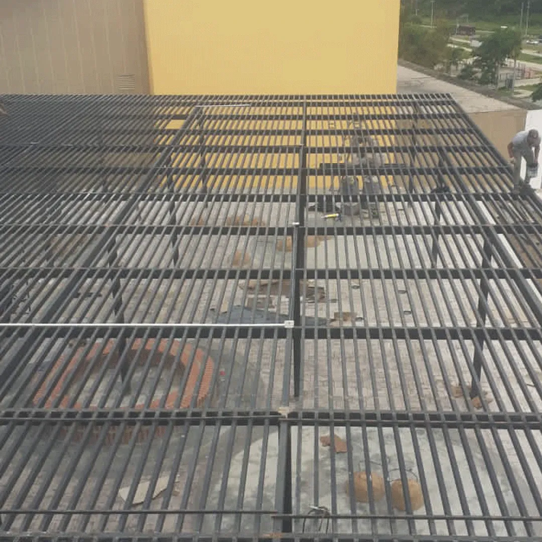 Vista aérea de una parrilla de techo metálico