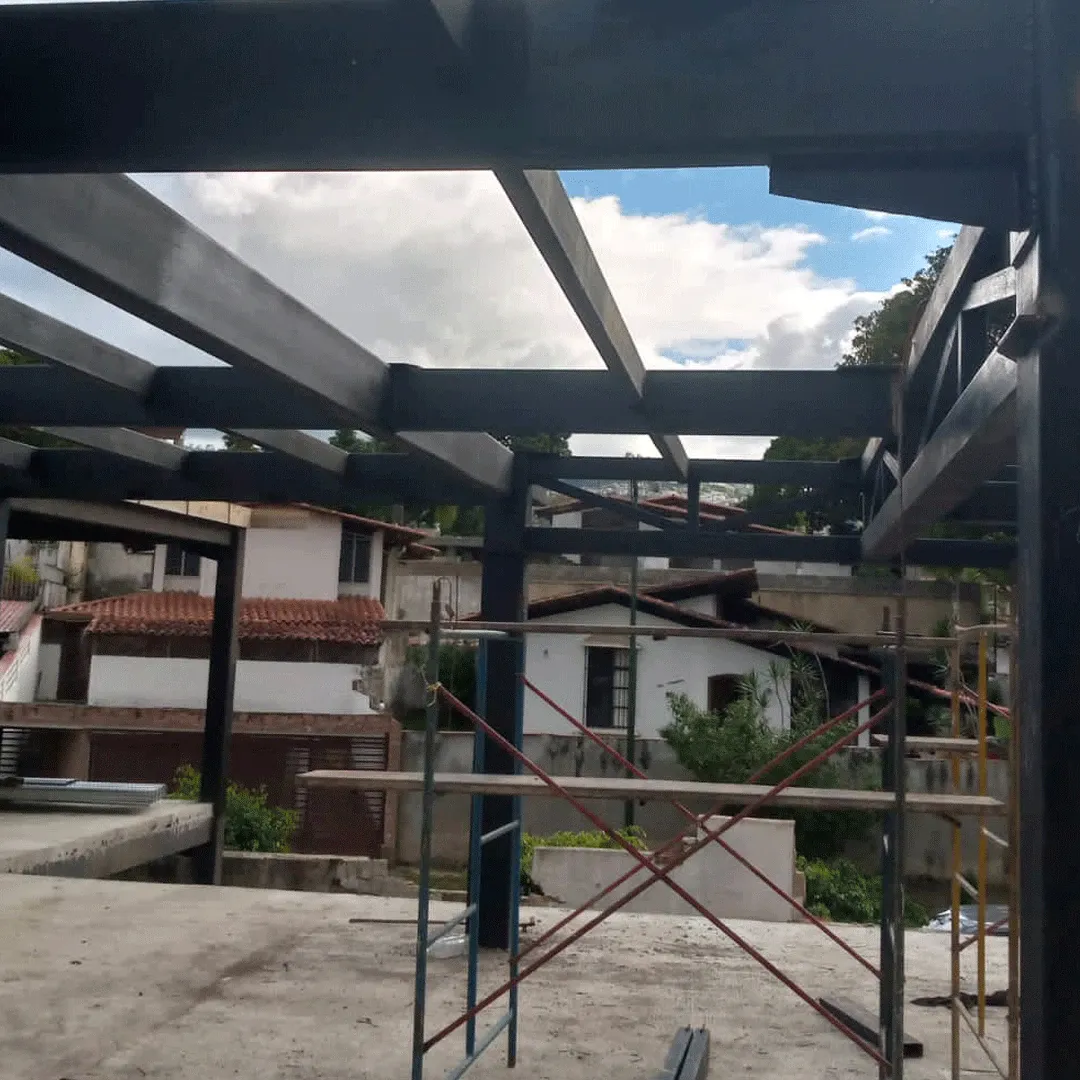 Vigas metálicas negras montadas en una obra residencial