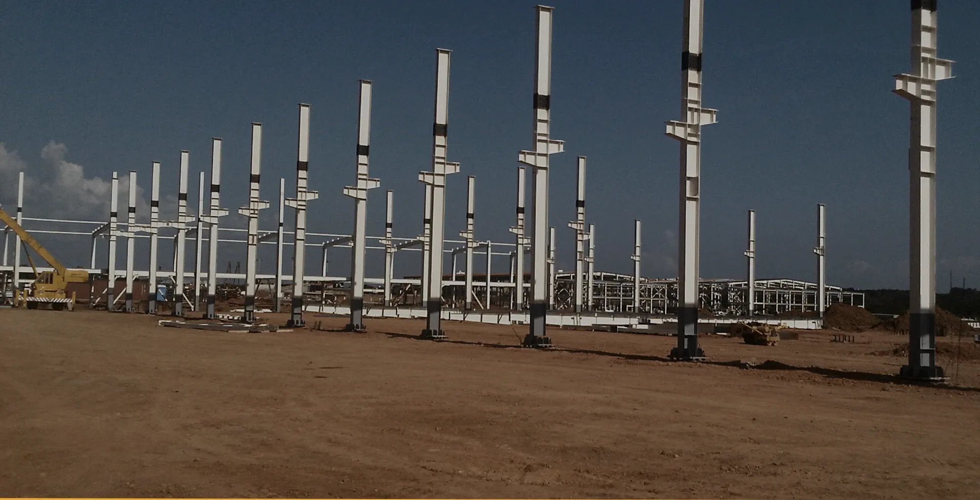 Columnas metálicas montadas y aplomadas sobre sus fundaciones
