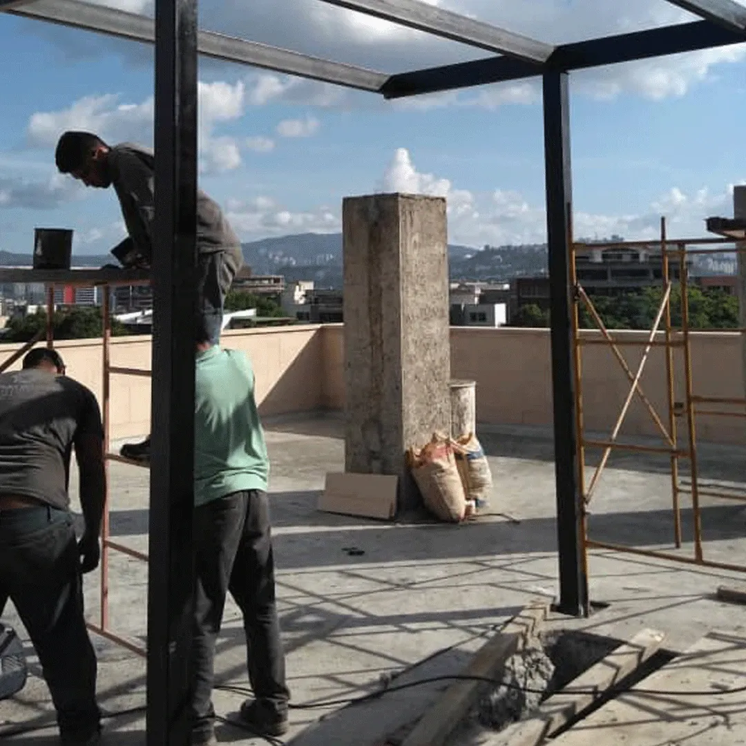 Montaje de estructura metálica en la terraza de una azotea