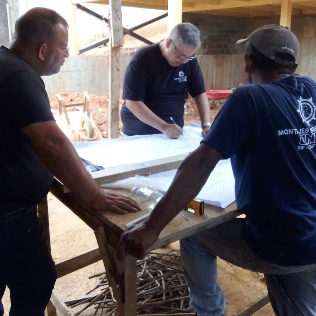 Revisión de planos sobre una mesa en obra