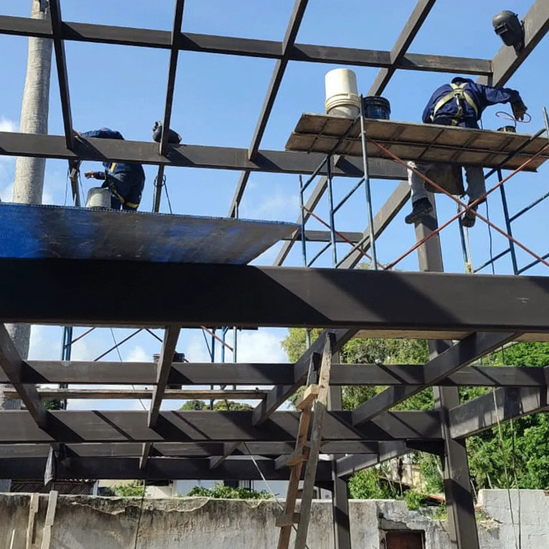 Instalación de la estructura de techo sobre los pórticos.